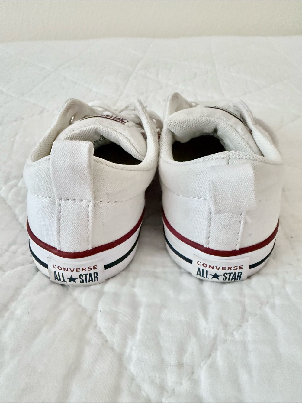 9 Toddler Converse Kids White Low-Top Sneakers Red Trim - Picture 4 of 8